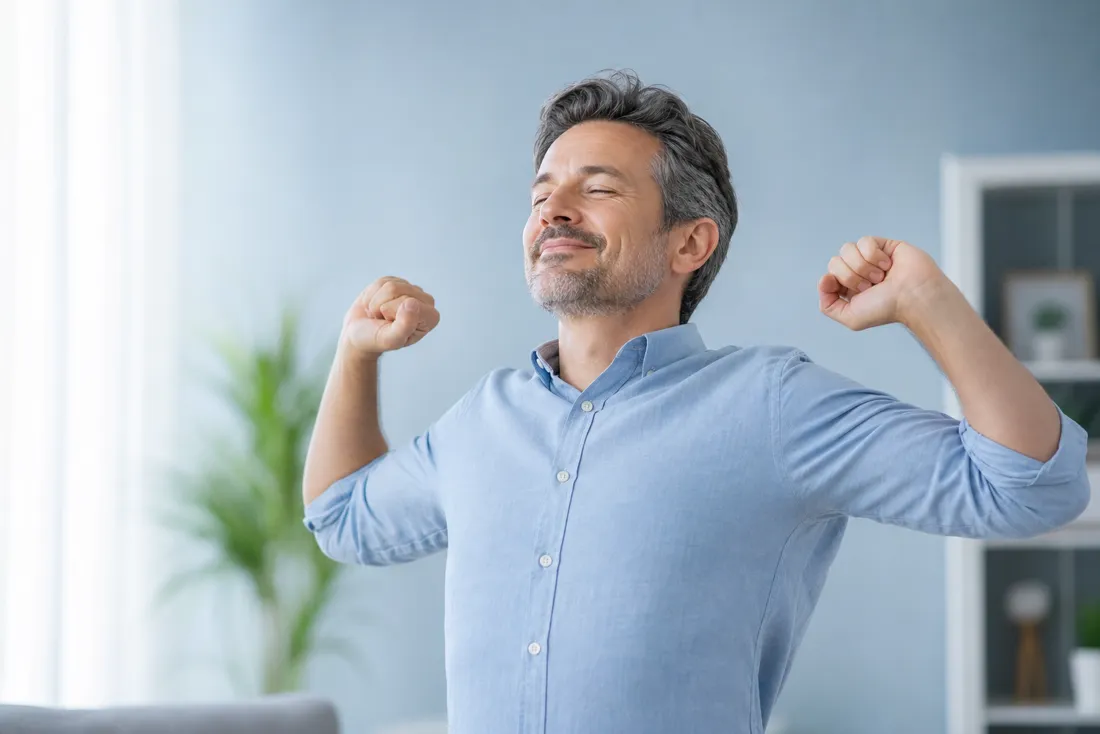Homem alongando os braços com expressão de alívio