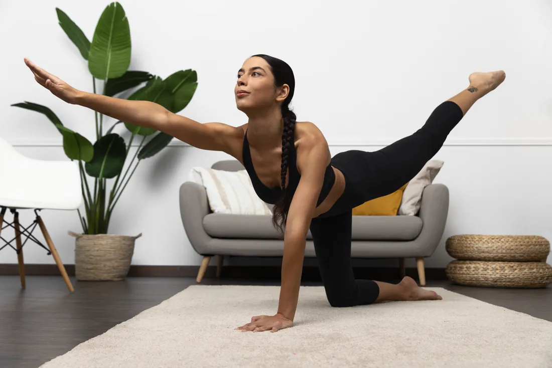 Mulher em postura de yoga demonstrando mobilidade e flexibilidade